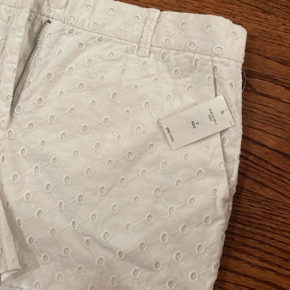 GAP Patterned White Shorts - Picture 4 of 4